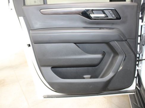 Used 2025 Chevrolet Suburban LT image 23