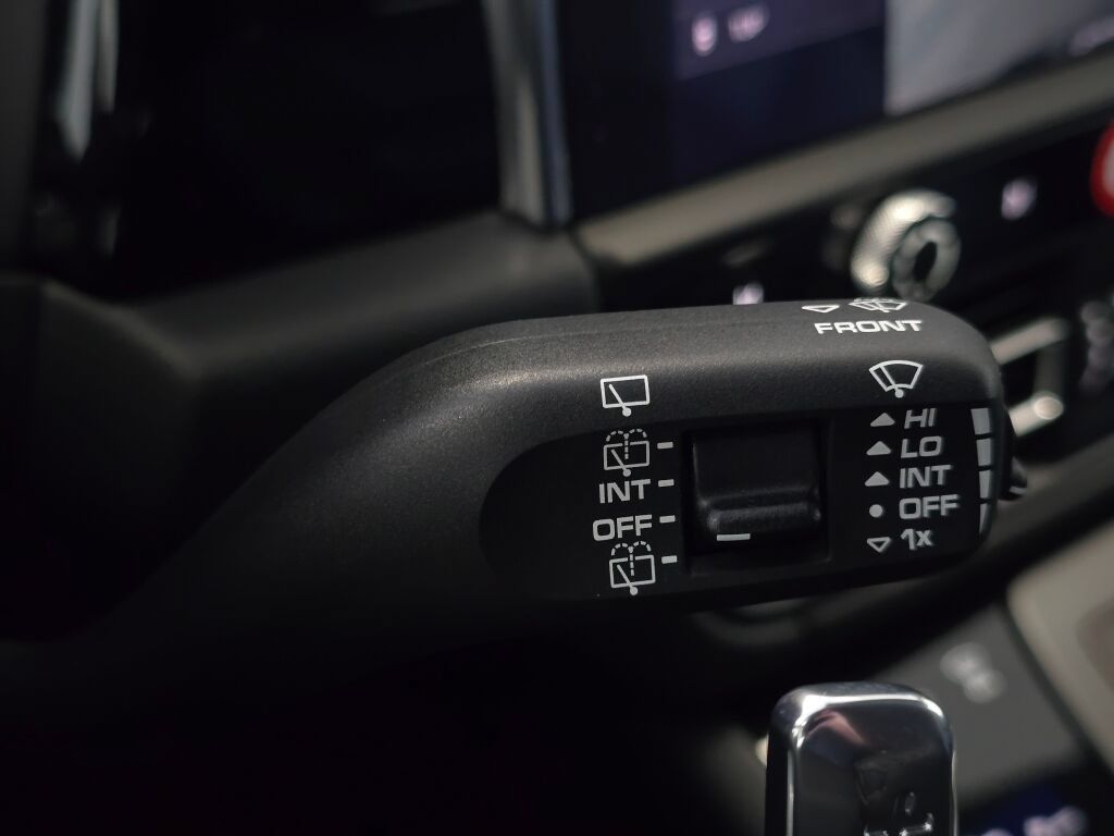 Certified 2025 Porsche Macan AWD/4WD image 39