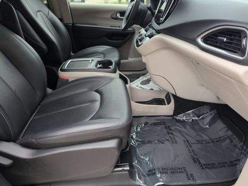 Used 2024 Chrysler Pacifica Touring-L FWD image 30