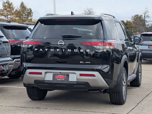 New 2025 Nissan Pathfinder SL image 4