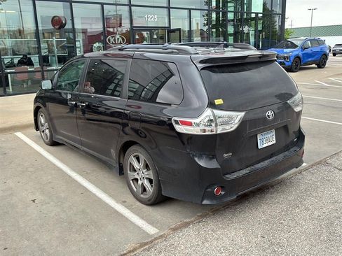 Used 2018 Toyota Sienna SE Premium w/ Carpet Mat Package FWD image 4