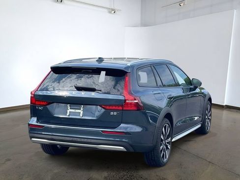 Used 2024 Volvo V60 B5 Cross Country Ultimate w/ Climate Package AWD/4WD image 4