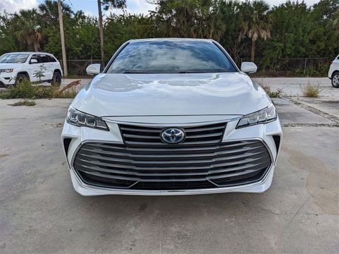 Used 2019 Toyota Avalon XLE w/ Moonroof Package image 2