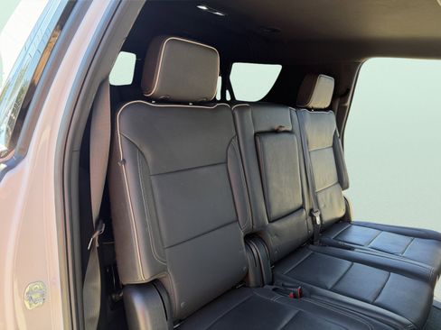 Used 2022 GMC Yukon XL SLT w/ SLT Luxury Package image 34