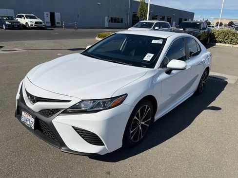 Used 2020 Toyota Camry SE w/ Carpet Mat Package FWD image 1