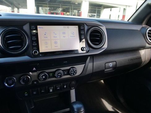 Used 2020 Toyota Tacoma TRD Off-Road w/ Technology Package image 11