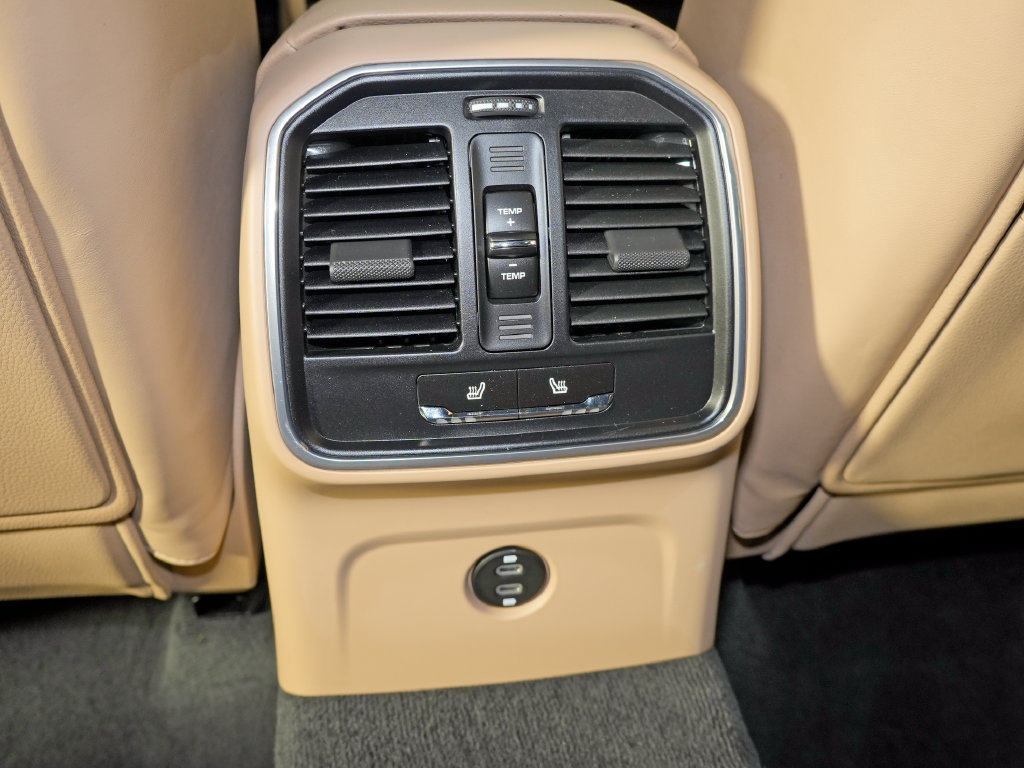 Certified 2024 Porsche Macan w/ Premium Plus Package AWD/4WD image 37