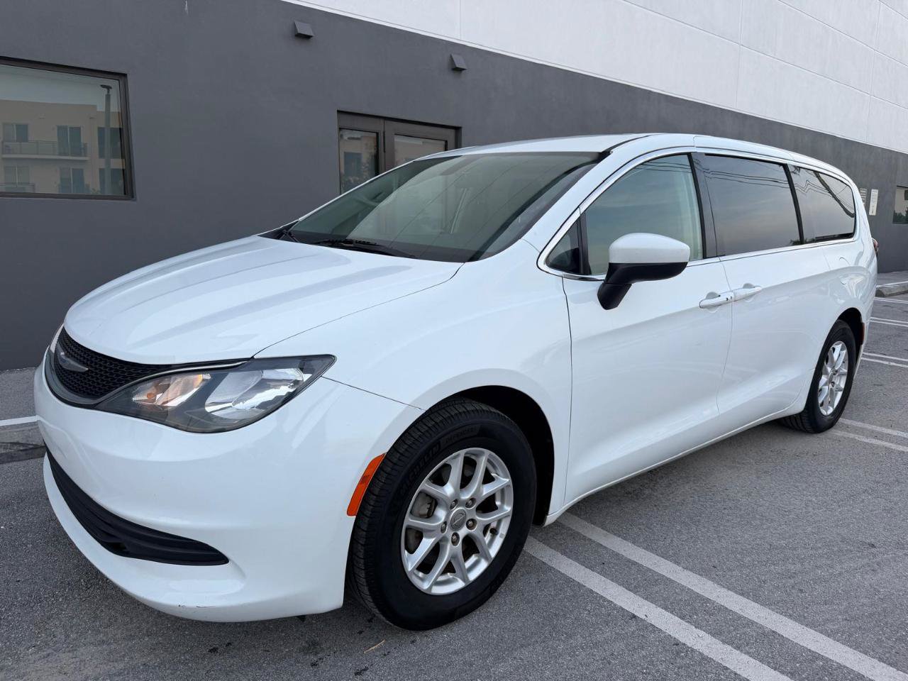 Used 2018 Chrysler Pacifica LX FWD image 2