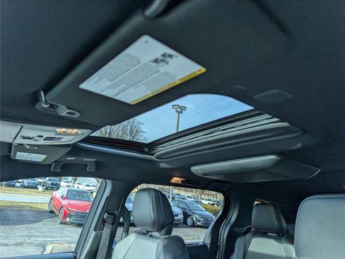 Used 2025 Toyota Sienna Platinum image 36