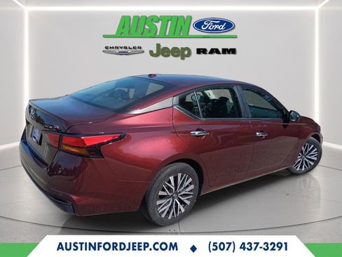 Used 2024 Nissan Altima 2.5 SV image 5