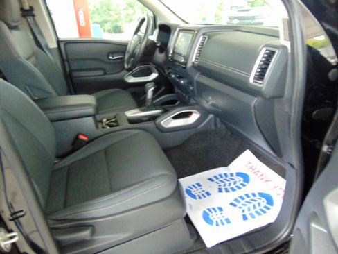 Used 2022 Nissan Frontier SV AWD/4WD image 6