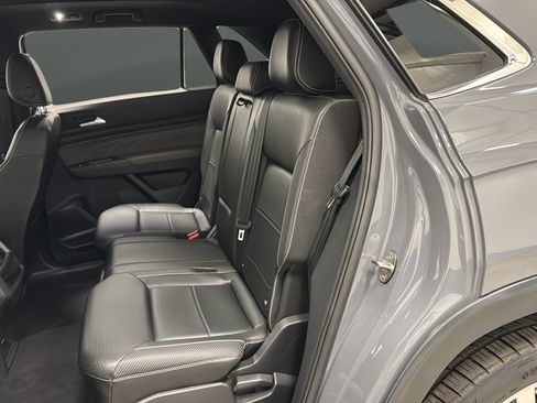 Used 2021 Volkswagen Atlas Cross Sport SEL R-Line w/ Luggage Net & Mats Package AWD/4WD image 24