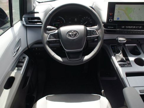 Used 2025 Toyota Sienna XLE w/ XLE Plus Package AWD/4WD image 5