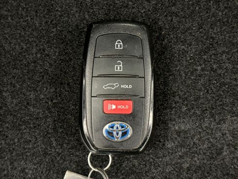 Used 2022 Toyota Venza LE image 22