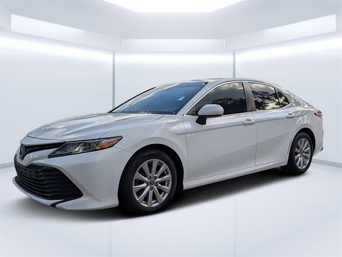 Used 2018 Toyota Camry LE image 7