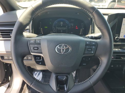 Used 2025 Toyota Camry SE FWD image 17