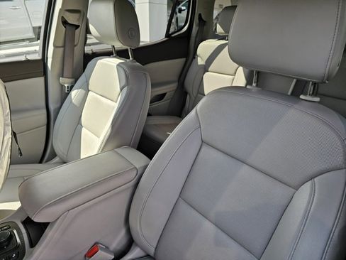 Used 2023 GMC Acadia SLT image 17