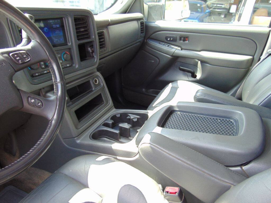 Used 2004 GMC Sierra 2500 SLT w/ Heavy-Duty Power Package AWD/4WD image 26