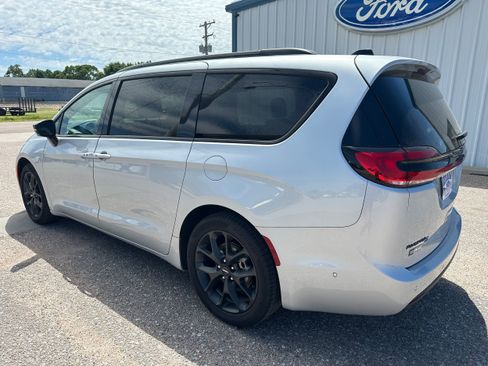 Used 2024 Chrysler Pacifica Limited w/ S Appearance Package FWD image 4