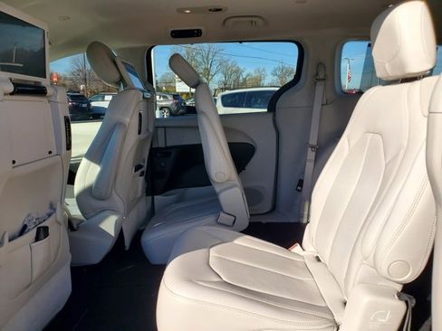 Certified 2018 Chrysler Pacifica Touring-L Plus w/ Tire & Wheel Group image 24