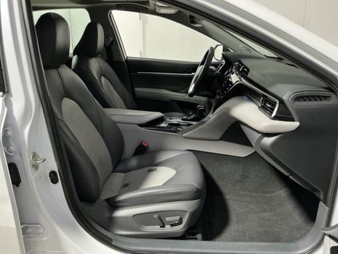 Used 2020 Toyota Camry XLE w/ Sunroof Package image 35