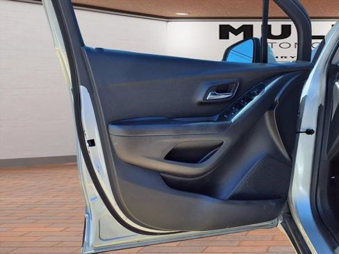 Used 2022 Chevrolet Trax LT w/ LT Convenience Package AWD/4WD image 19