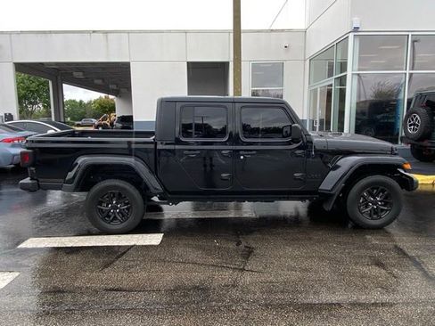 Used 2022 Jeep Gladiator Sport image 11