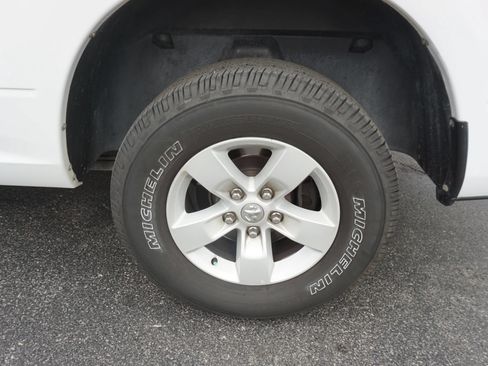 Used 2017 RAM 1500 Classic SLT RWD image 32