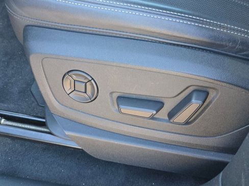 Used 2022 Audi e-tron Premium Plus w/ Premium Plus Package image 25