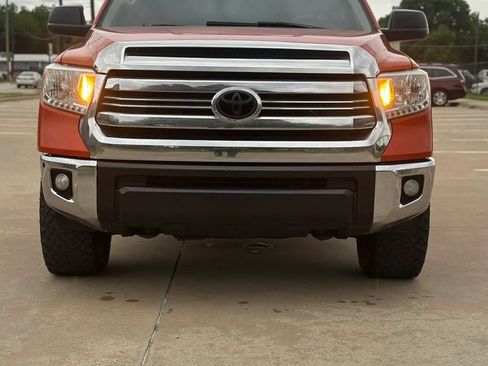Used 2017 Toyota Tundra SR5 w/ SR5 Upgrade Package AWD/4WD image 2