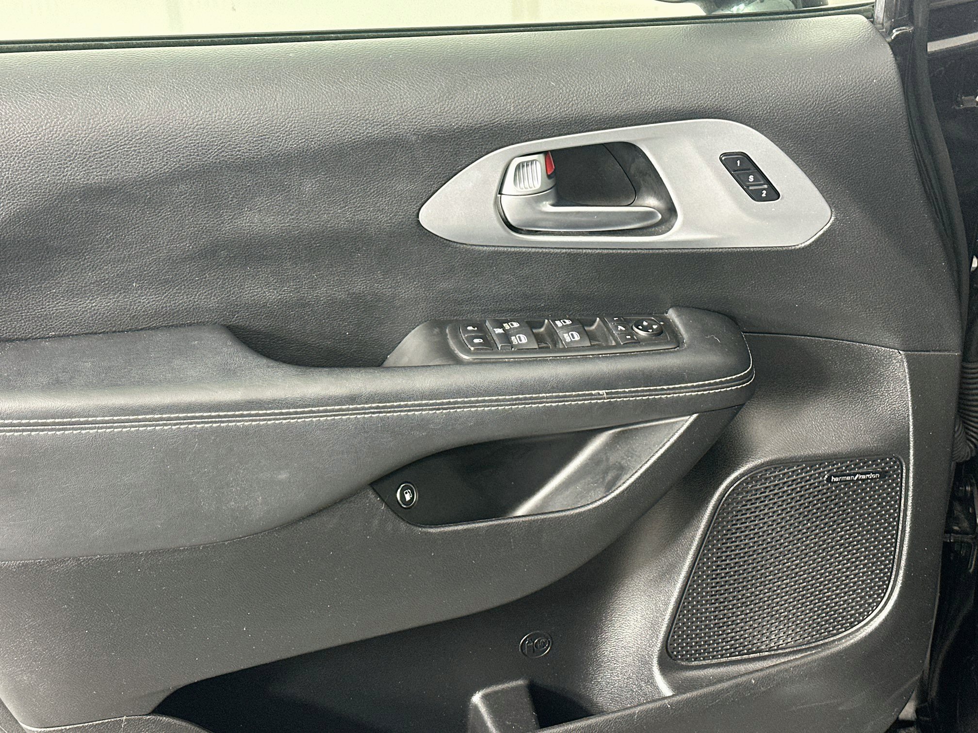 Used 2020 Chrysler Pacifica Limited w/ Advanced Safetytec Group FWD image 15