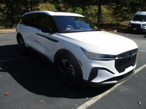 Used 2024 Lincoln Nautilus Premier w/ Equipment Group 102A image 2