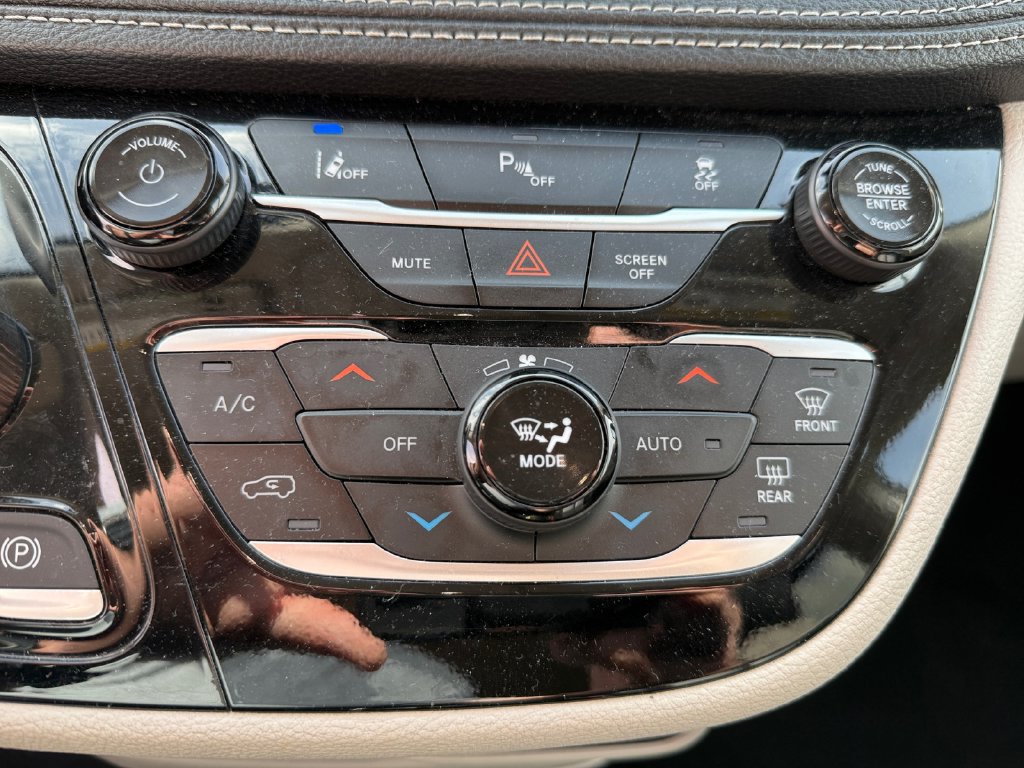Used 2024 Chrysler Pacifica Limited FWD image 30