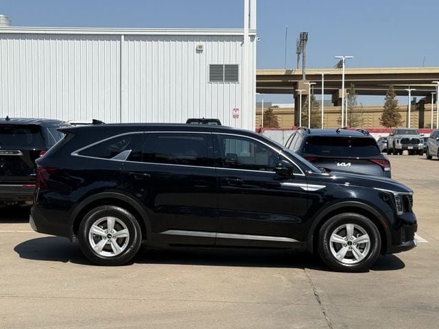 Used 2025 Kia Sorento LX FWD image 3