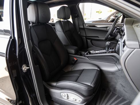 Certified 2026 Porsche Macan AWD/4WD image 44