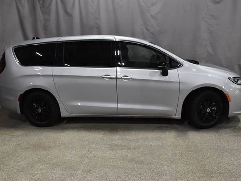 Certified 2024 Chrysler Pacifica Touring-L image 3