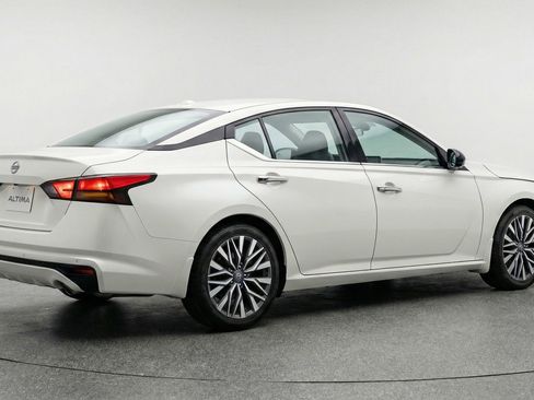 Used 2025 Nissan Altima 2.5 SV image 9