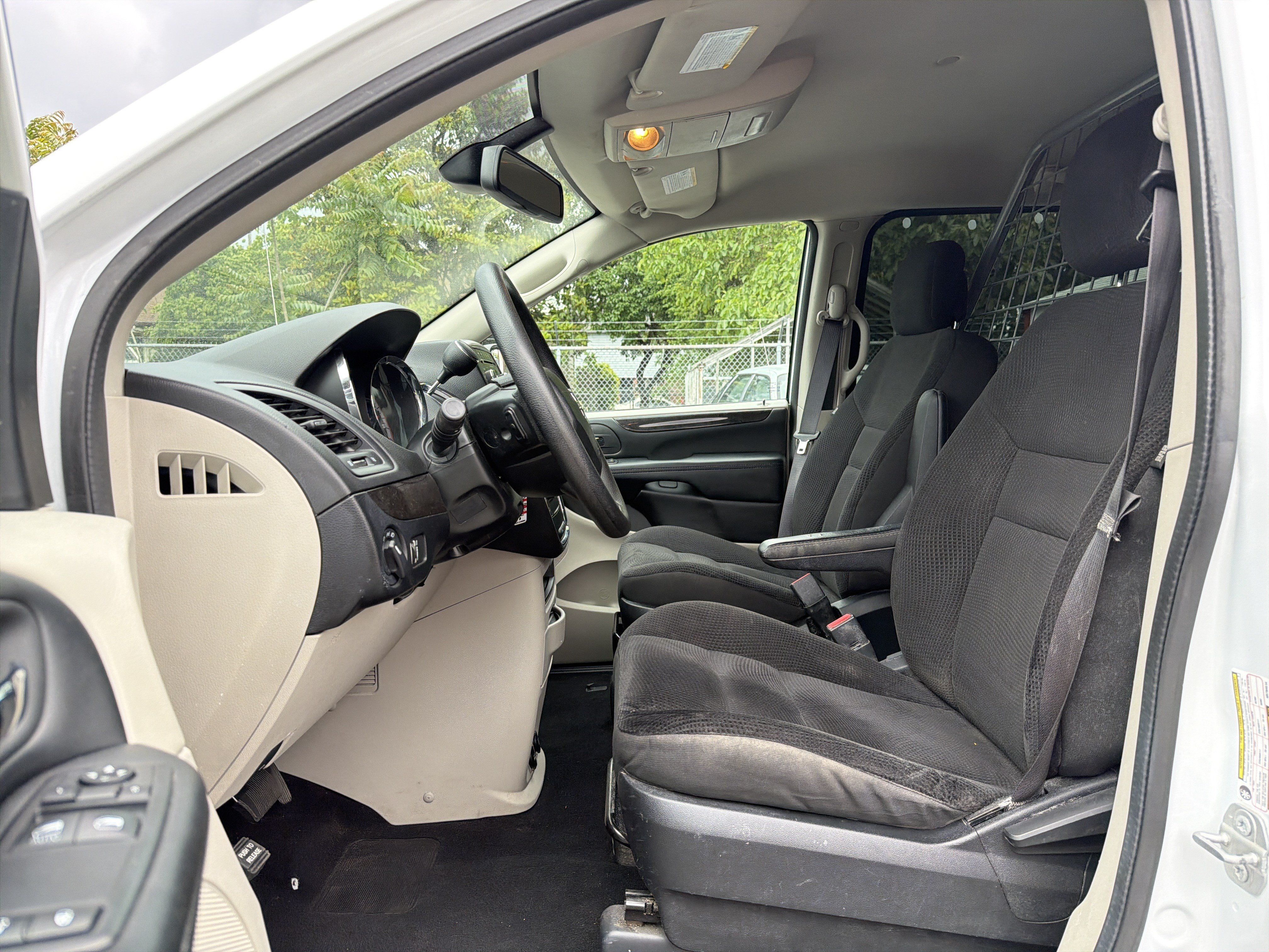 Used 2019 Dodge Grand Caravan w/ UConnect Hands-Free Group FWD image 8