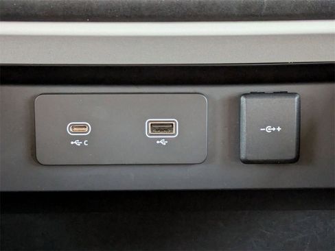 Used 2022 Land Rover Defender 110 image 29