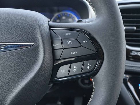Used 2025 Chrysler Pacifica Limited FWD image 34
