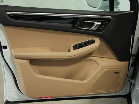 Certified 2025 Porsche Macan AWD/4WD image 25