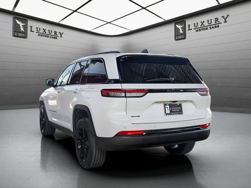 Used 2023 Jeep Grand Cherokee Altitude AWD/4WD image 6