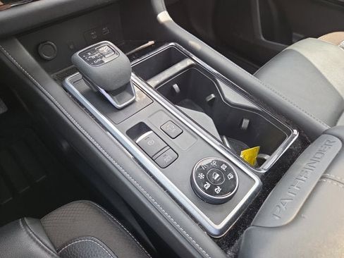 Used 2023 Nissan Pathfinder SL AWD/4WD image 18