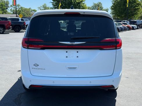 Used 2025 Chrysler Pacifica Select FWD image 7