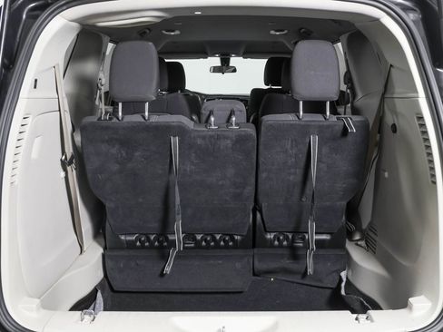 Used 2022 Chrysler Voyager LX image 38