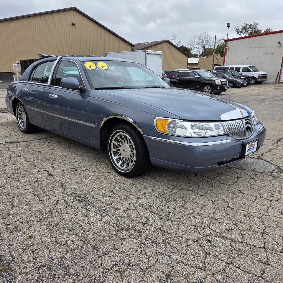 Used 2000 Lincoln Town Car Signature RWD image 3