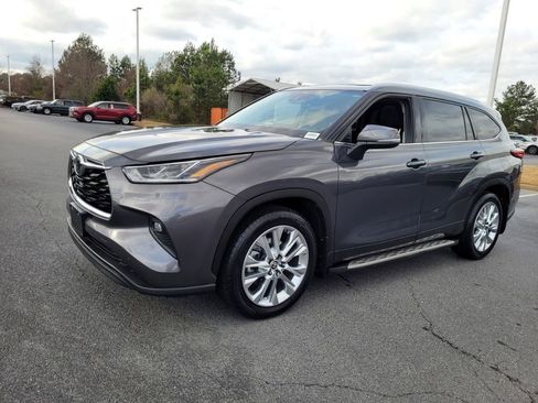 Used 2023 Toyota Highlander Limited image 3
