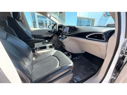 Used 2023 Chrysler Pacifica Touring-L FWD image 7