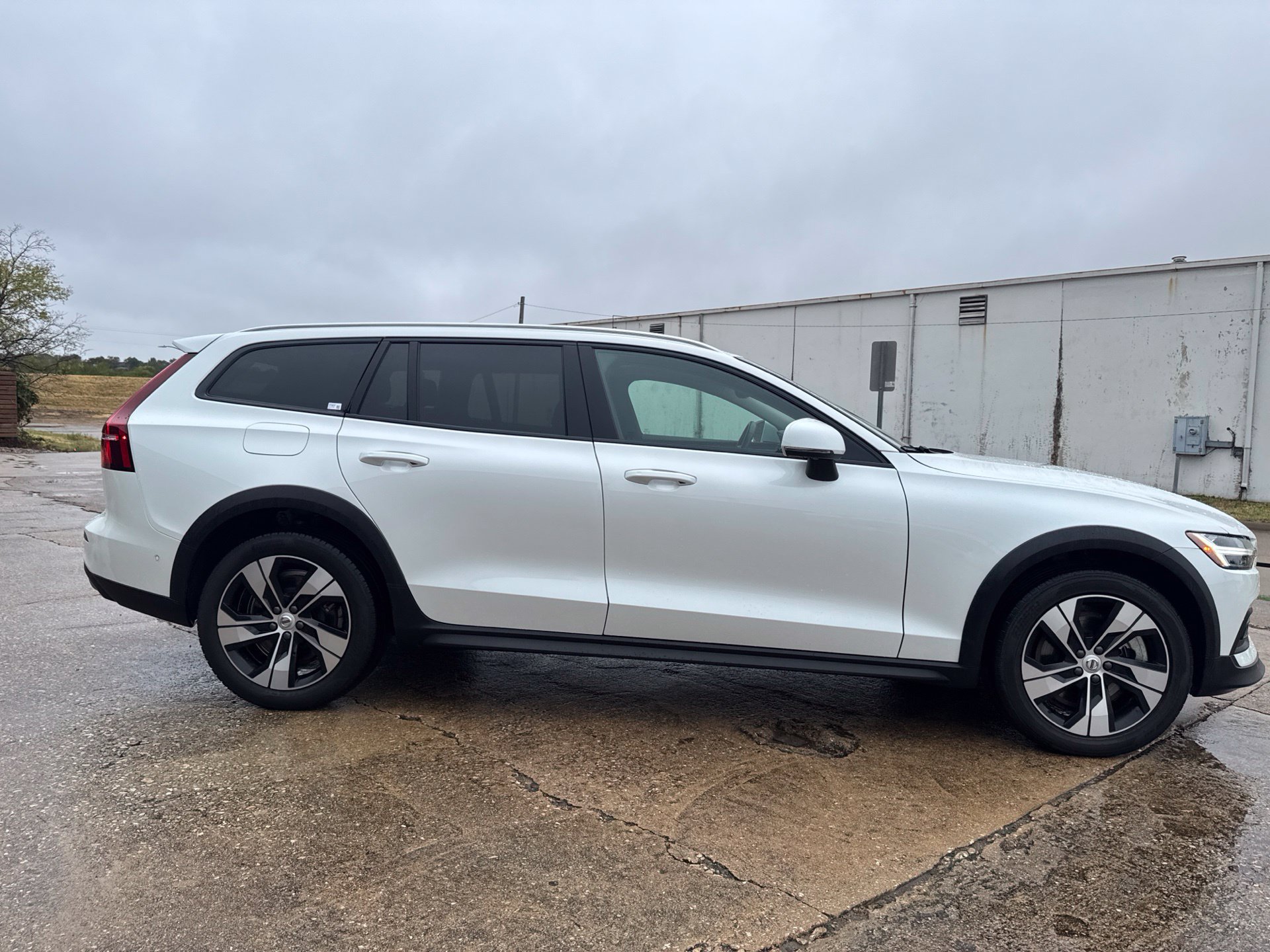 Used 2025 Volvo V60 B5 Cross Country Plus AWD/4WD image 4