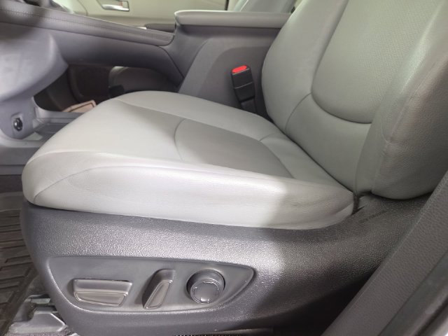 Used 2024 Toyota Sienna XLE FWD image 30